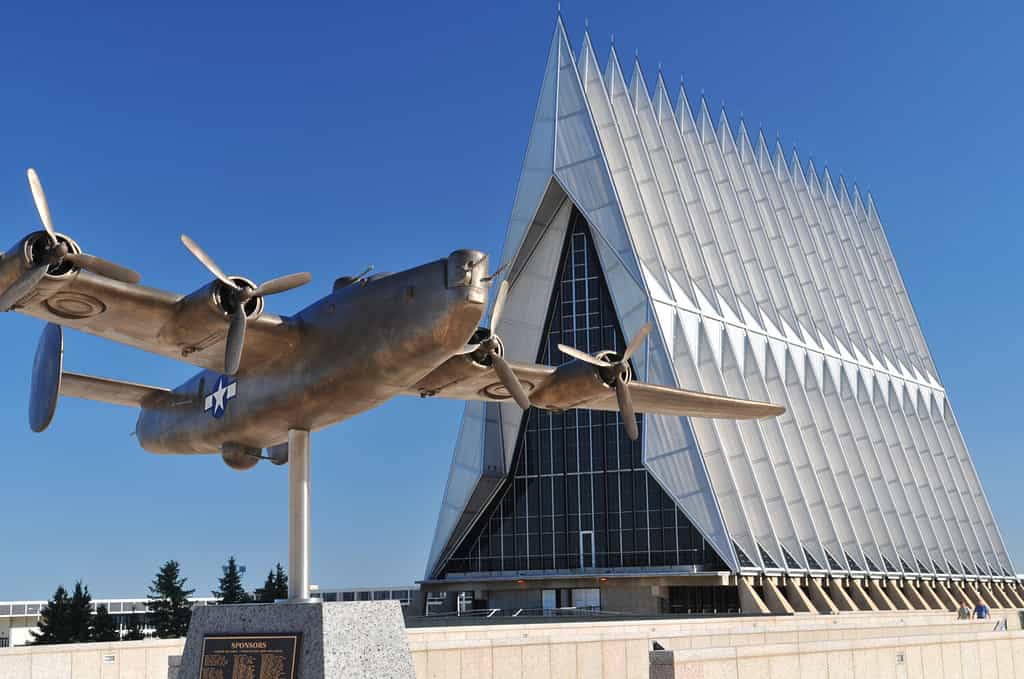 Cappella dell'Accademia dell'aeronautica degli Stati Uniti con la scultura di un aereo in primo piano