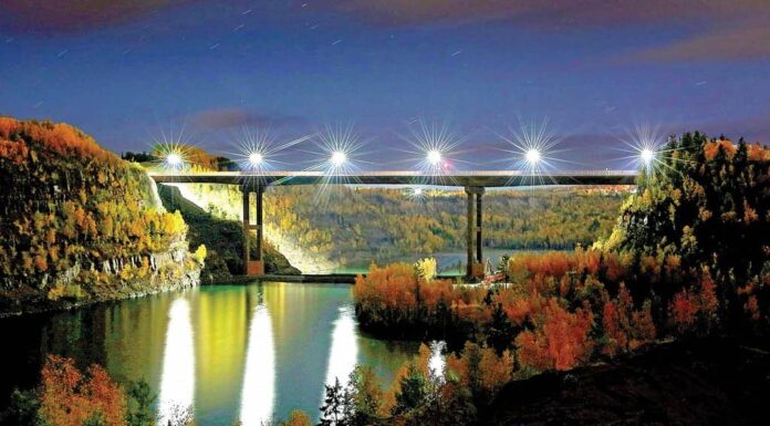 Colpo di notte dell'alto ponte della Virginia MN
