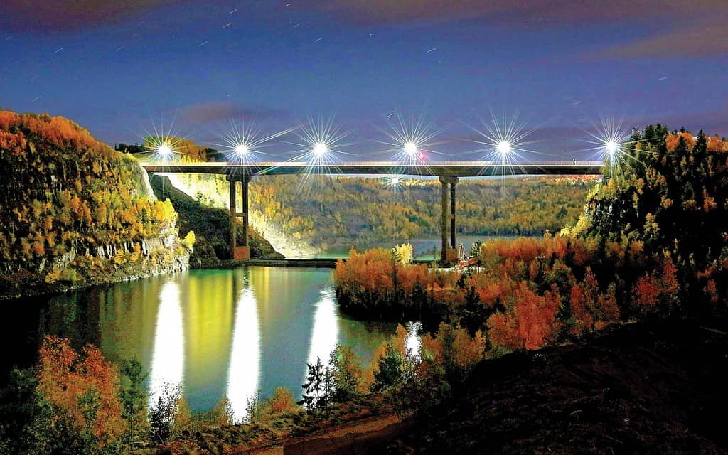 Immagine notturna del ponte commemorativo di Thomas Rukavina