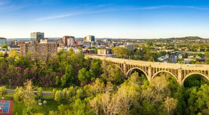 Panorama aereo di Allentown, Pennsylvania skyline e Albertus L. Meyers Bridge (aka Eighth Street Bridge) nel tardo pomeriggio soleggiato .  Allentown è la terza città più popolosa della Pennsylvania.