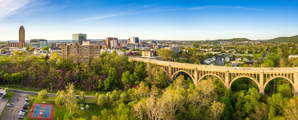 Panorama aereo di Allentown, Pennsylvania skyline e Albertus L. Meyers Bridge (aka Eighth Street Bridge) nel tardo pomeriggio soleggiato .  Allentown è la terza città più popolosa della Pennsylvania.