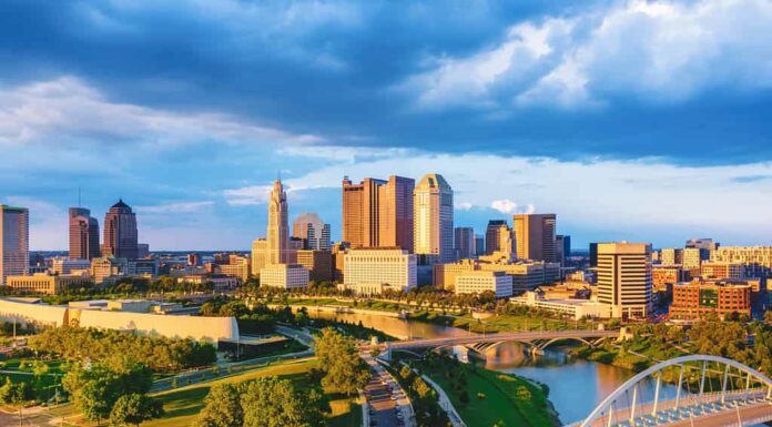 Vista aerea di Columbus City Ohio con il fiume Scioto durante il tramonto