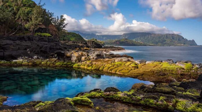 Lunga esposizione delle calme acque di Queen's Bath, una piscina rocciosa al largo di Princeville sulla costa nord di Kauai