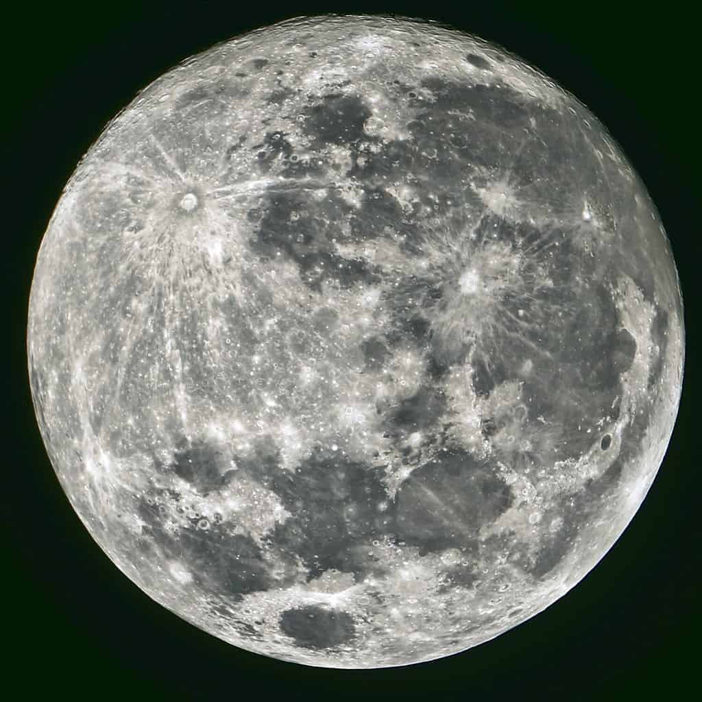 La Luna è completamente illuminata durante la Luna Piena.