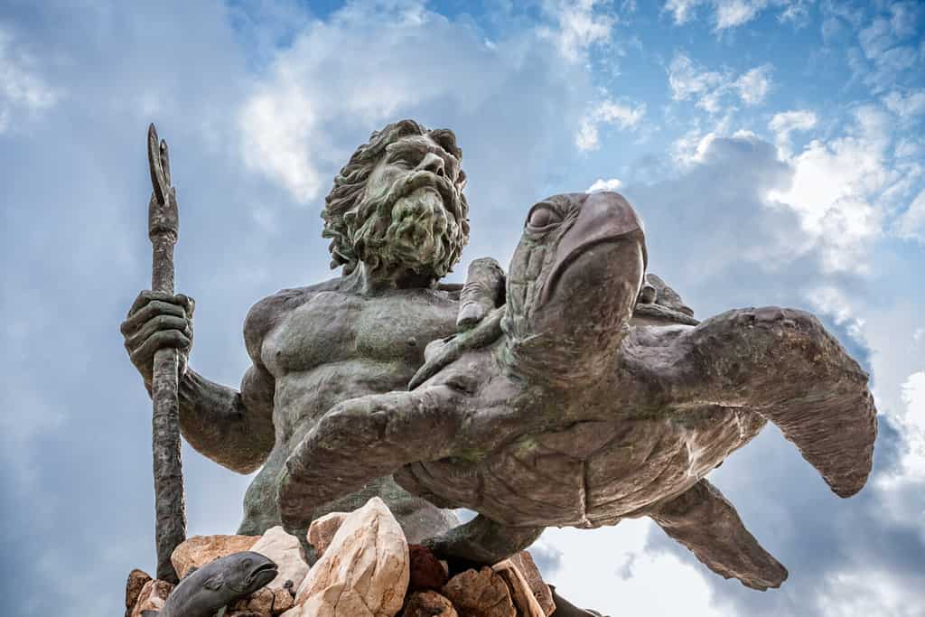 Statuto di Re Nettuno, famosa attrazione turistica di Virginia Beach, contro un cielo nuvoloso