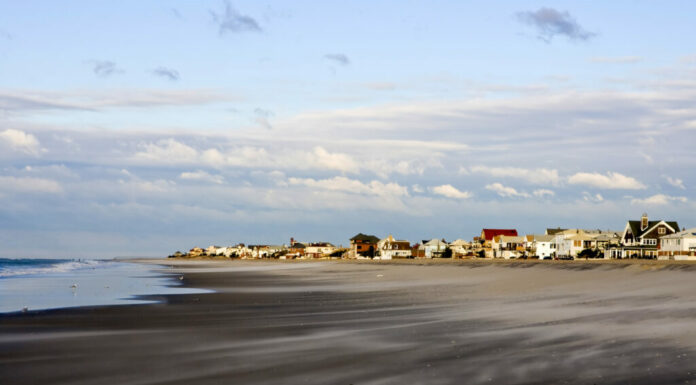 Spiaggia rocciosa.  New York