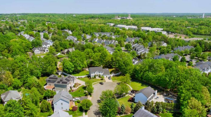 Vista aerea dell'area residenziale della città di Sayreville, nel bellissimo sobborgo della strada di casa da un'altezza nel New Jersey, Stati Uniti