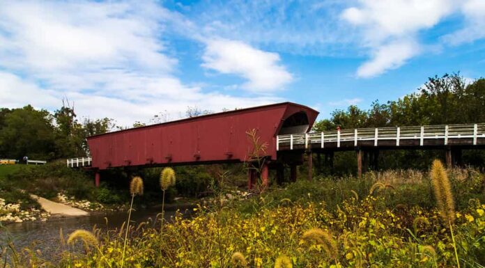 Ponte coperto storico di Roseman nella contea di Madison Iowa