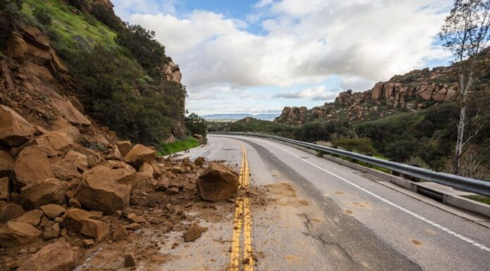 Frana correlata alla tempesta che blocca Santa Susana Pass Road a Los Angeles, California.