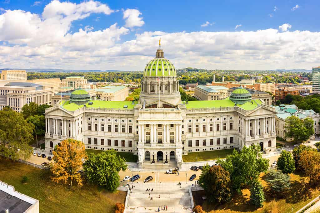 Vista drone del Campidoglio dello Stato della Pennsylvania, a Harrisburg.  Il Pennsylvania State Capitol è la sede del governo dello stato americano della Pennsylvania