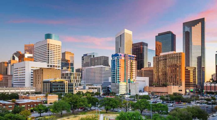 Parco del centro di Houston, Texas, Stati Uniti d'America e skyline al crepuscolo.