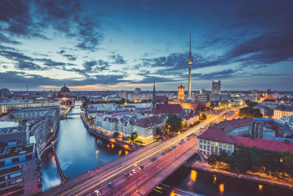 Veduta aerea dello skyline di Berlino con nuvole drammatiche al crepuscolo durante l'ora blu al tramonto con effetto filtro retrò vintage vecchio stile Instagram, Germania