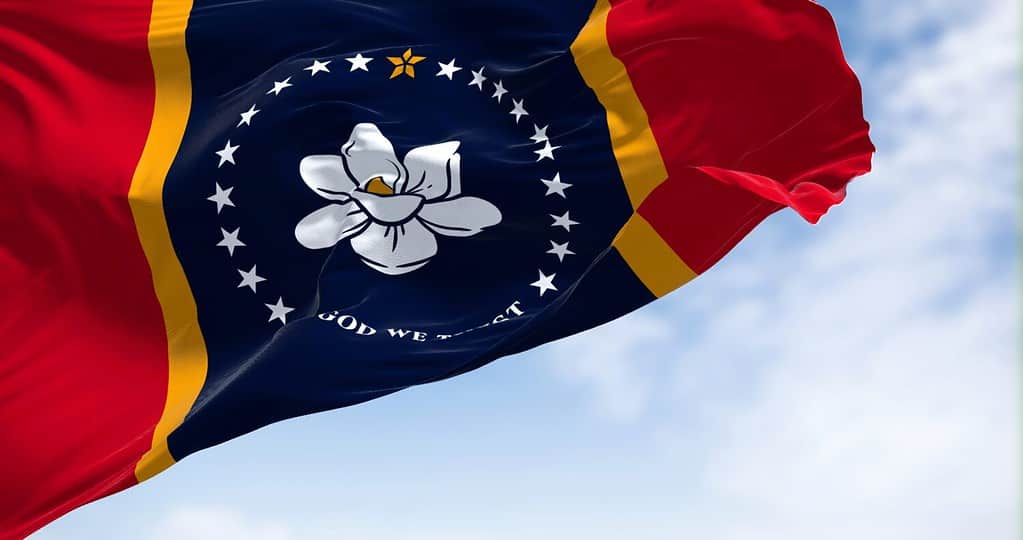 La bandiera dello stato americano del Mississippi che sventola nel vento.  Il Mississippi è uno stato nella regione sud-orientale degli Stati Uniti.  Democrazia e indipendenza.