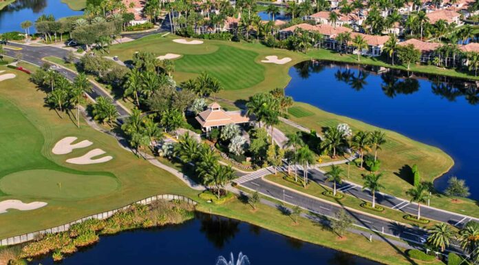 Vista aerea dell'ingresso al parco da golf della Florida simile a uno dei tanti campi da golf che si trovano nei villaggi in Florida.