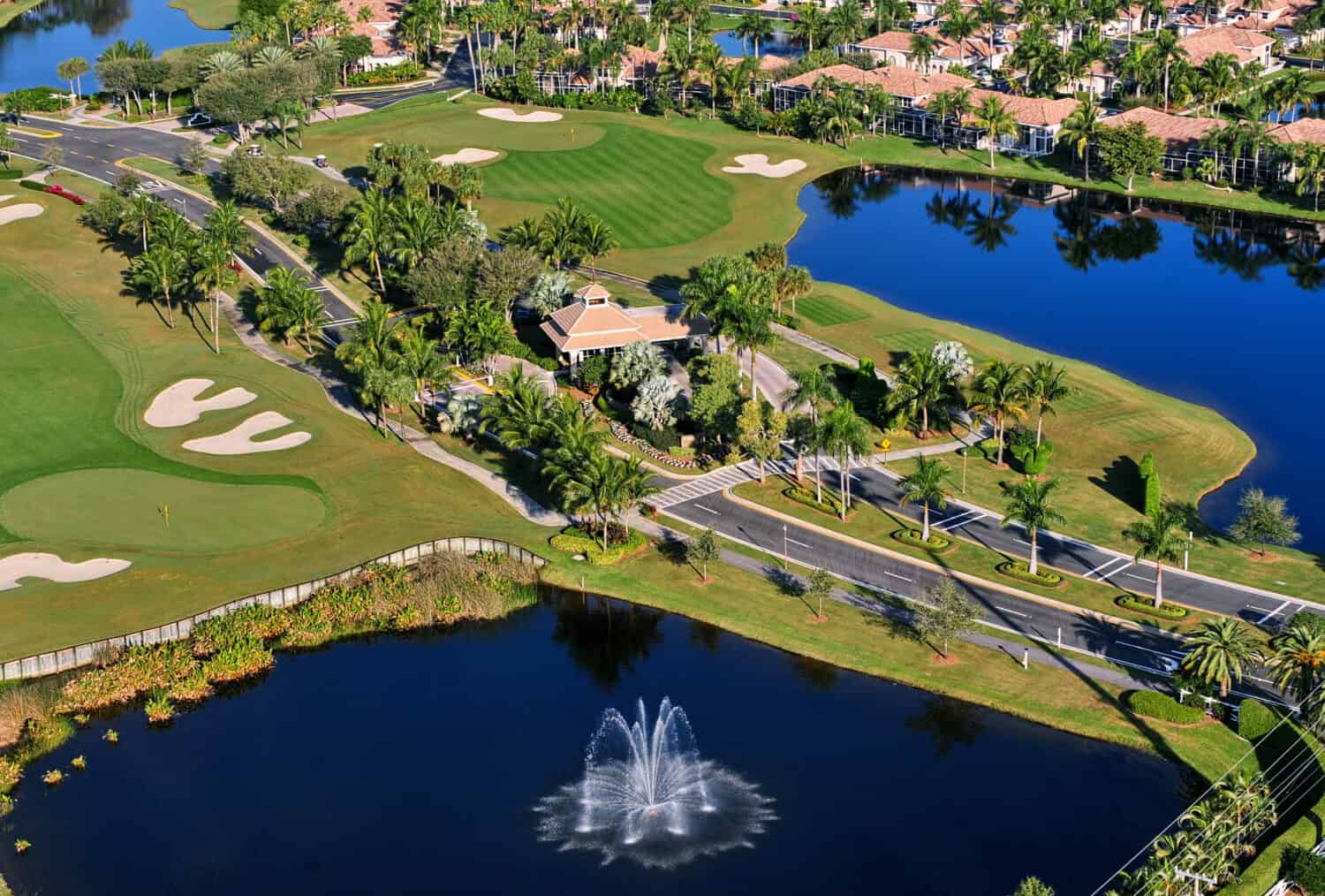 Vista aerea dell'ingresso al parco da golf della Florida simile a uno dei tanti campi da golf che si trovano nei villaggi in Florida.