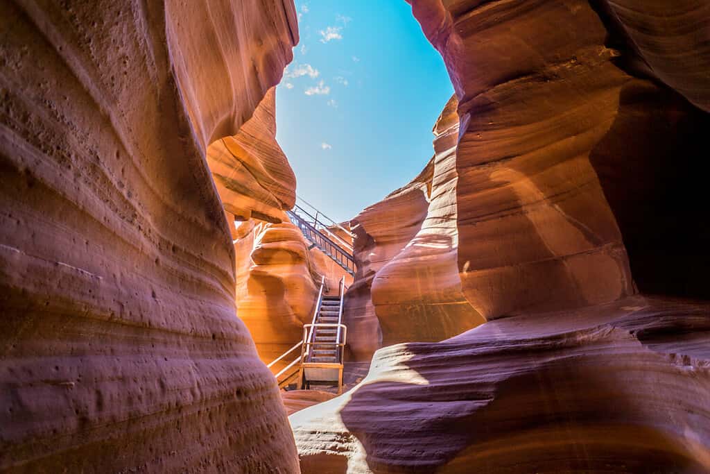 Il Lower Antelope Canyon è stato lentamente scavato dalle acque alluvionali ed è soggetto a inondazioni improvvise.