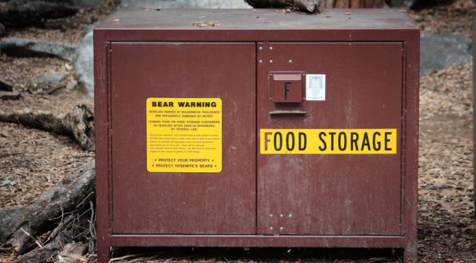 Yosemite National Park, California, Stati Uniti - armadietto per alimenti a prova di orso.