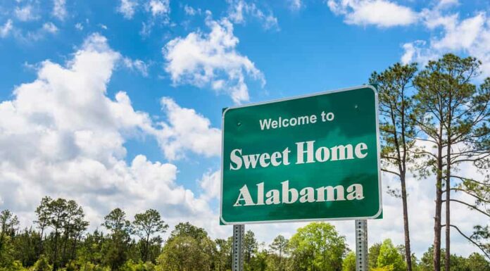 Benvenuti al cartello stradale Sweet Home Alabama lungo l'Interstate 10 a Robertsdale, Alabama, Stati Uniti, vicino al confine di stato con la Florida