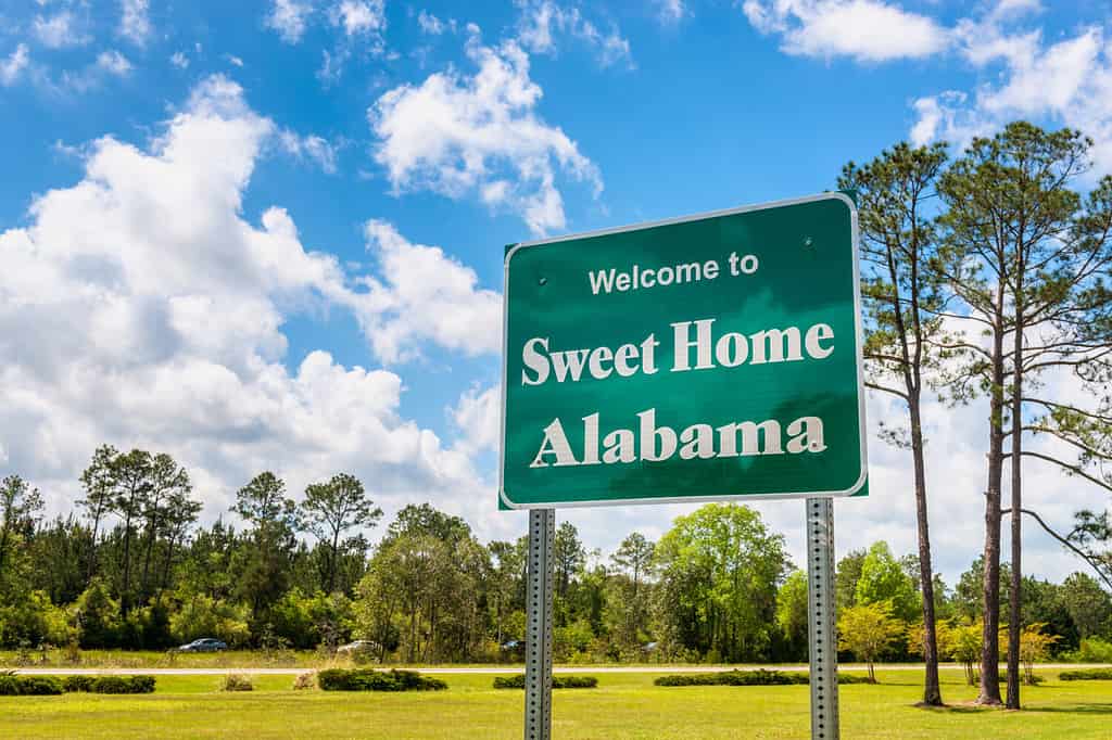 Benvenuti al cartello stradale Sweet Home Alabama lungo l'Interstate 10 a Robertsdale, Alabama, Stati Uniti, vicino al confine di stato con la Florida