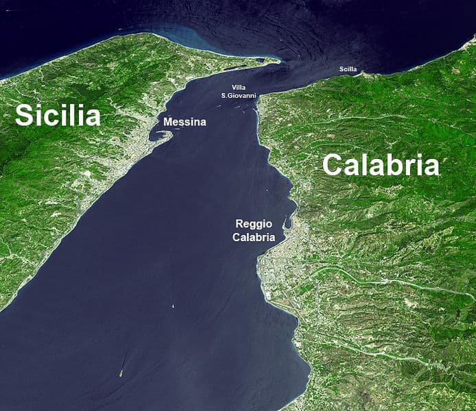 Foto satellitare dello Stretto di Messina con nomi.  Immagine della NASA.  Foto satellitare dello Stretto di Messina.