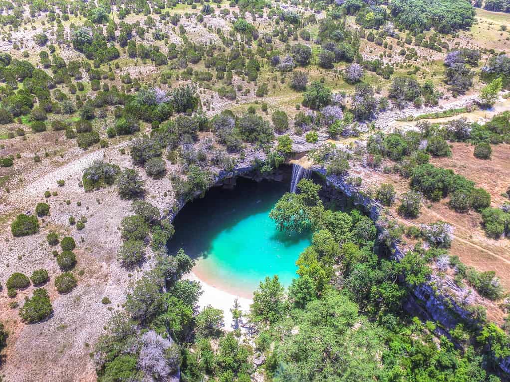 Bella vista aerea di Hamilton Pool Swimming Hole Attrazione turistica a Dripping Springs vicino ad Austin Texas
