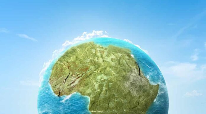 Mappe della Terra con l'Africa con sfondo cielo.  Concetto di giorno dell'Africa