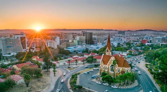 Veduta aerea della capitale della Namibia al tramonto - Windhoek, Namibia