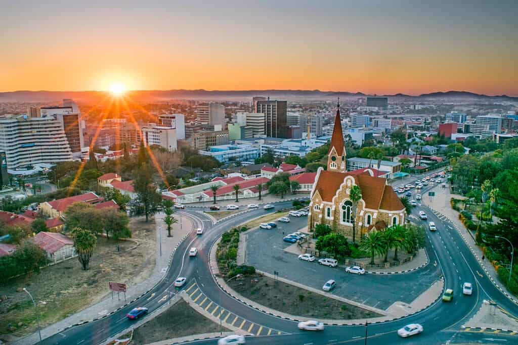 Veduta aerea della capitale della Namibia al tramonto - Windhoek, Namibia