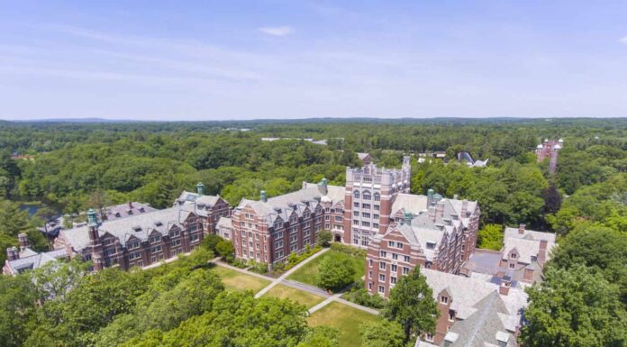 Vista aerea del Wellesley College Tower Court a Wellesley, Massachusetts MA, USA.