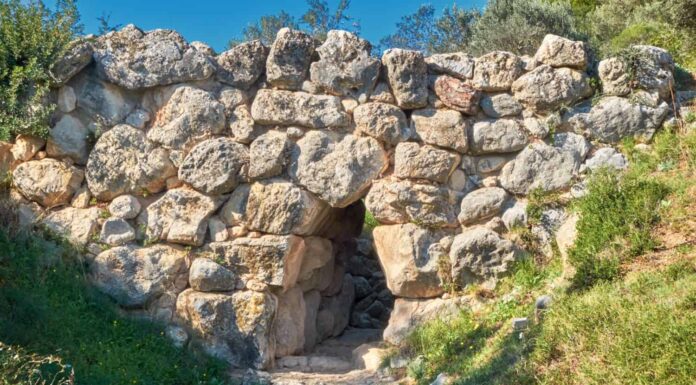 Antico ponte miceneo, vicino Arkadiko, Argolide, Argolis, Peloponneso e Grecia.