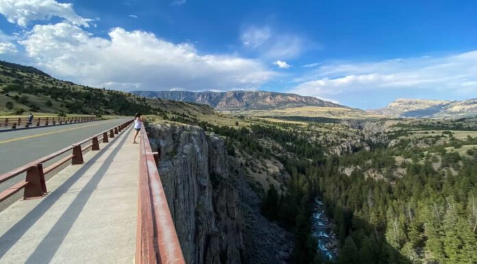 donna che scatta foto di Sunlight Creek Bridge e Sunlight Creek Gorge nel Wyoming