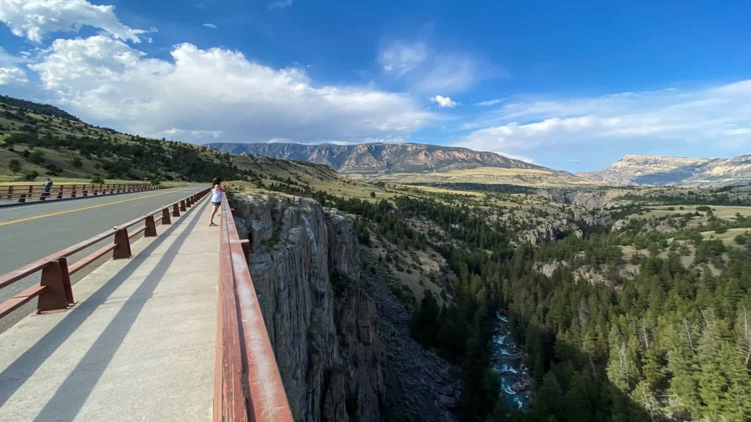 donna che scatta foto di Sunlight Creek Bridge e Sunlight Creek Gorge nel Wyoming