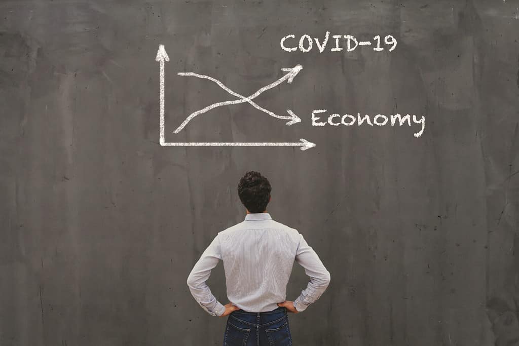 concetto di crisi economica dovuto al coronavirus COVID-19 diffuso nel mondo, curva del virus in aumento, economia in calo