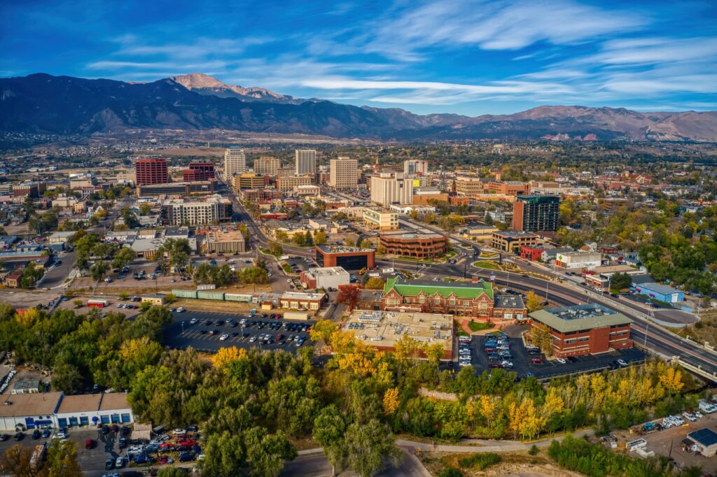 Veduta aerea di Colorado Springs con colori autunnali