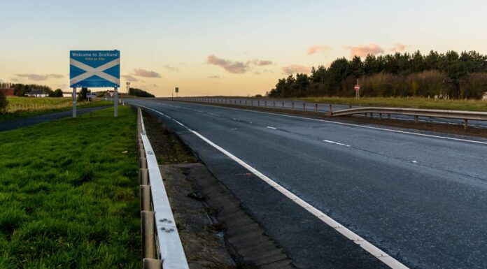 Benvenuti in Scozia Road Sign A, situato al confine tra Scozia e Inghilterra sulla A1