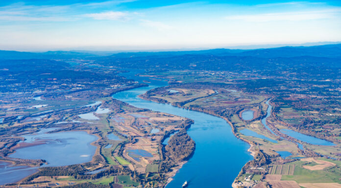 Veduta aerea della fattoria e dell'area faunistica dell'isola di Sauvie e del fiume Columbia che conduce a ovest verso Astoria, Oregon, da Vancouver, Washington