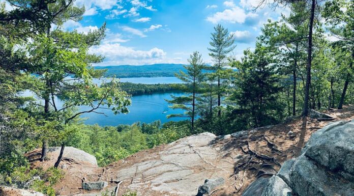 Vista panoramica del lago ritrovato e della baia di Folansbee vicino alla spiaggia del parco statale di Wellington dalla cima del monte Pan di Zucchero vicino a Bristol, New Hampshire (NH).