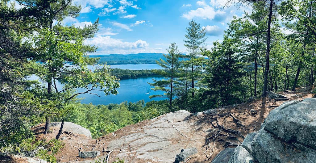 Vista panoramica del lago ritrovato e della baia di Folansbee vicino alla spiaggia del parco statale di Wellington dalla cima del monte Pan di Zucchero vicino a Bristol, New Hampshire (NH).