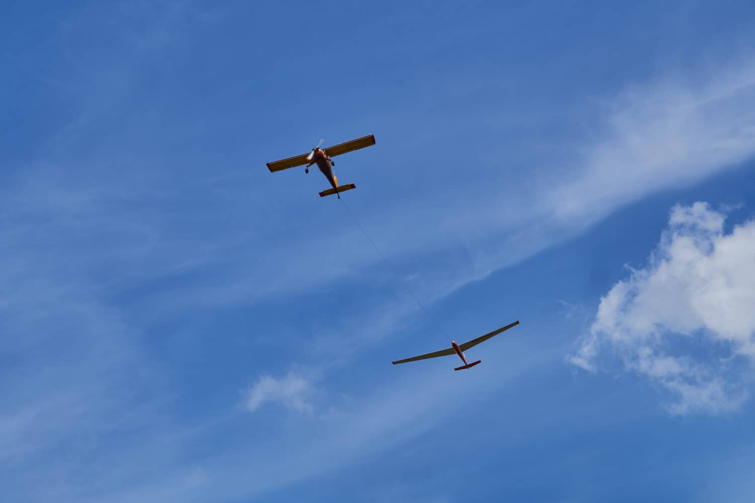 due aerei che volano nel cielo blu.