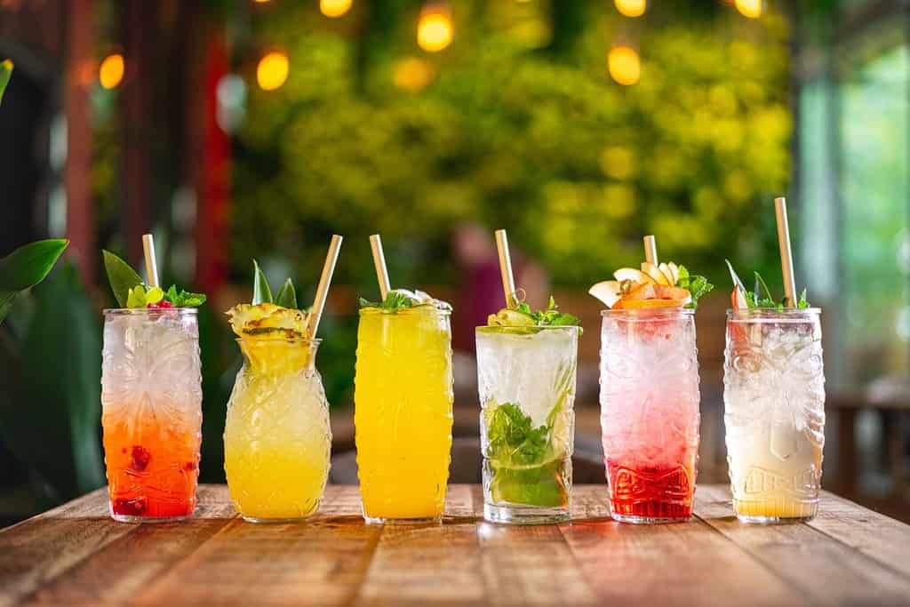 diversi tipi di cocktail tropicali, bevande tiki bar in stile estivo