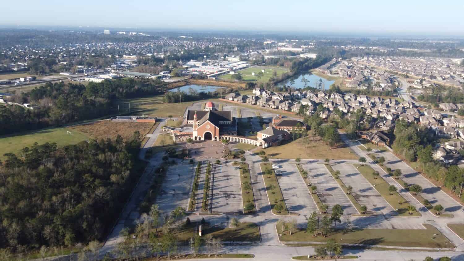 Un'impressionante veduta aerea della chiesa cattolica di Santa Marta a Porter, in Texas, che ne mette in mostra la bellezza architettonica e i dintorni