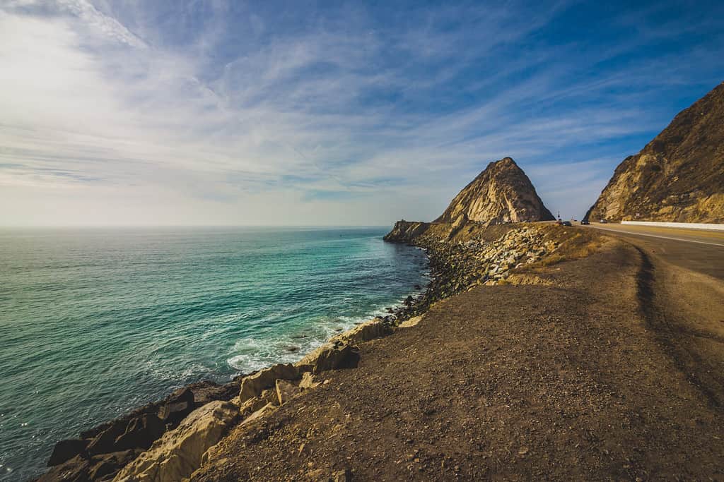 Vista della costa rocciosa del Point Mugu Rock lungo la Pacific Coast Highway, Point Mugu, California