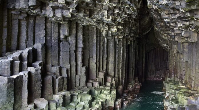 13 incredibili grotte da esplorare in Inghilterra (dai luoghi più famosi ai tesori nascosti)
