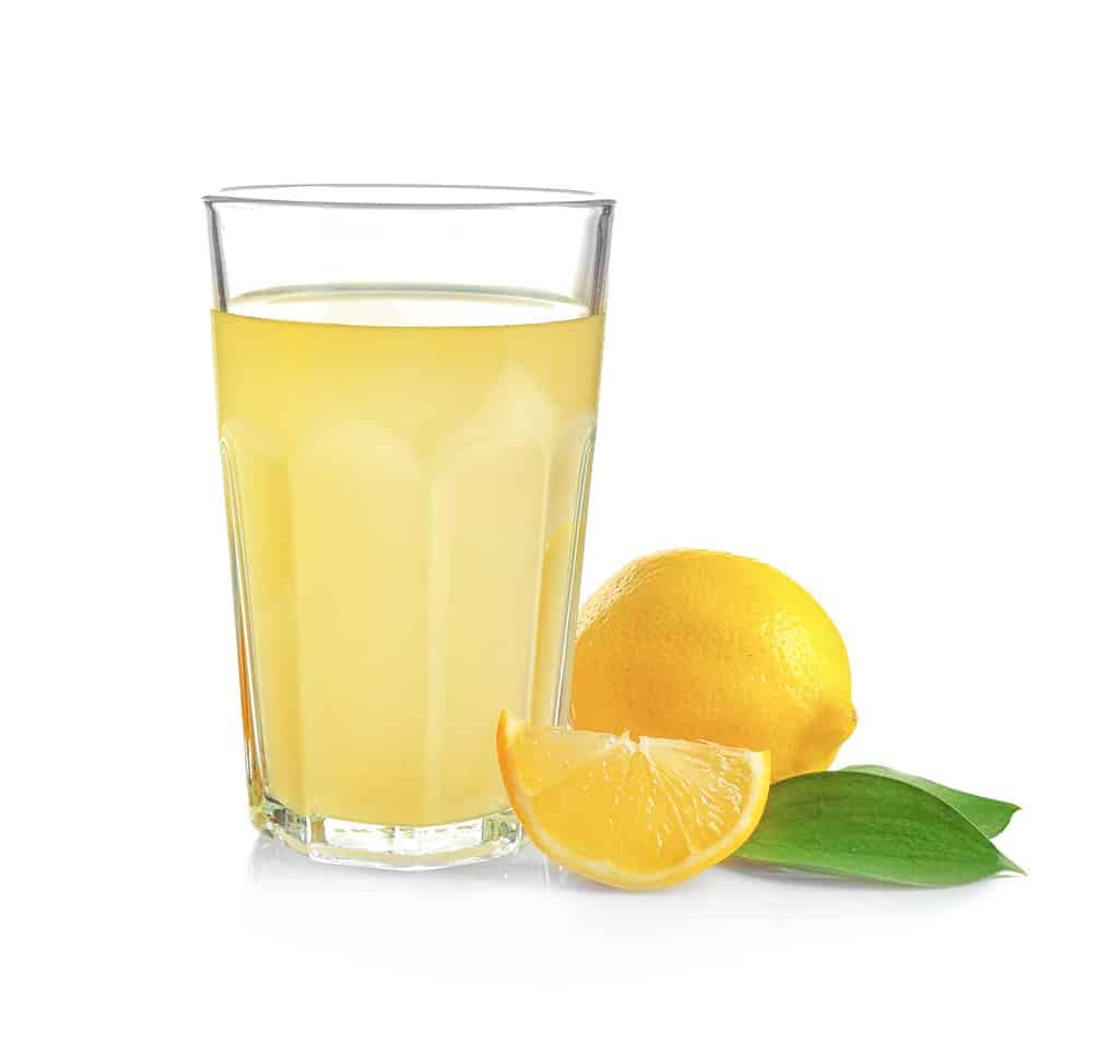 Bicchiere di succo di limone fresco su sfondo bianco