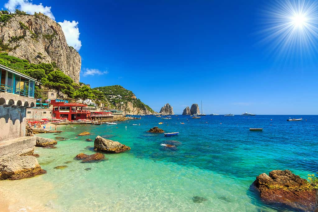 Bellissima spiaggia nell'isola di Capri, Italia, Europa