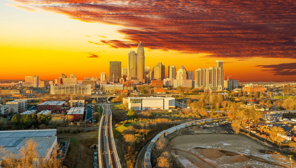 Una meravigliosa alba che domina lo skyline della città di Charlotte, North Carolina