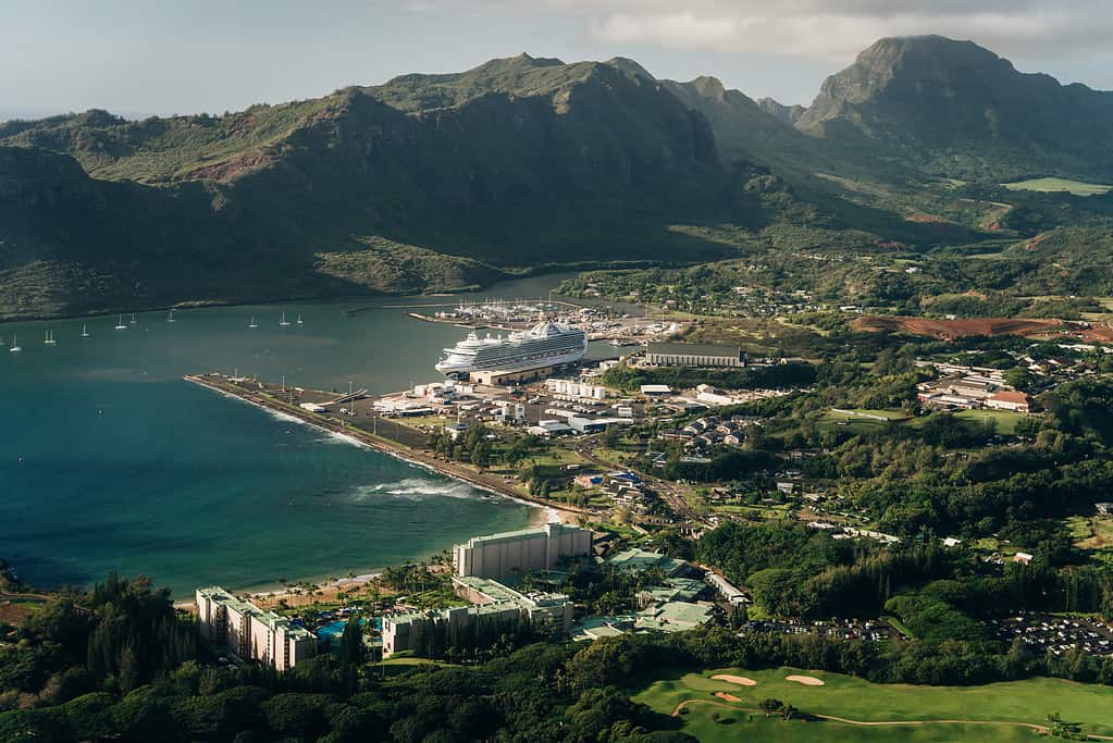 Lihue, Kauai Hawaii, Stati Uniti - settembre 2022 Veduta aerea della baia di Nawiliwili e della spiaggia di Kalpaki