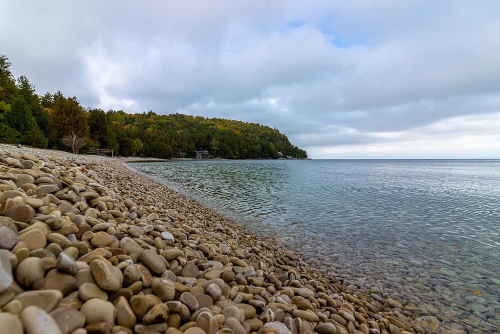 Il lago Michigan da una spiaggia nella Door County nel Wisconsin, negli Stati Uniti, in autunno