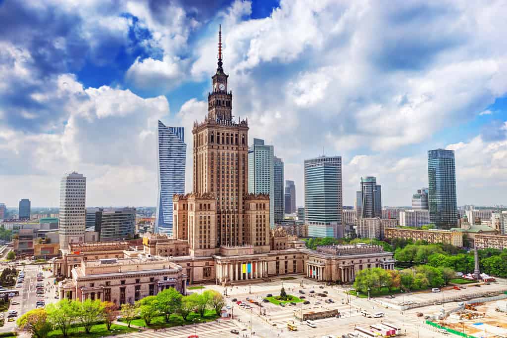 Varsavia, Polonia.  Vista aerea Palazzo della Cultura e della Scienza e grattacieli del centro commerciale, centro città.