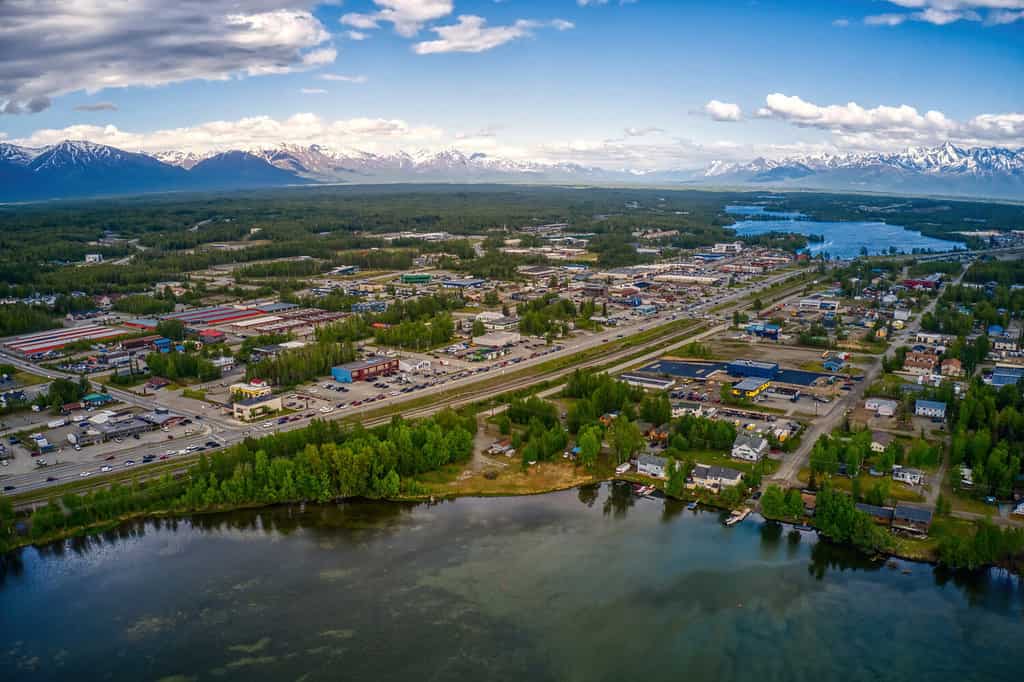 Veduta aerea del centro cittadino di Wasilla, Alaska durante l'estate